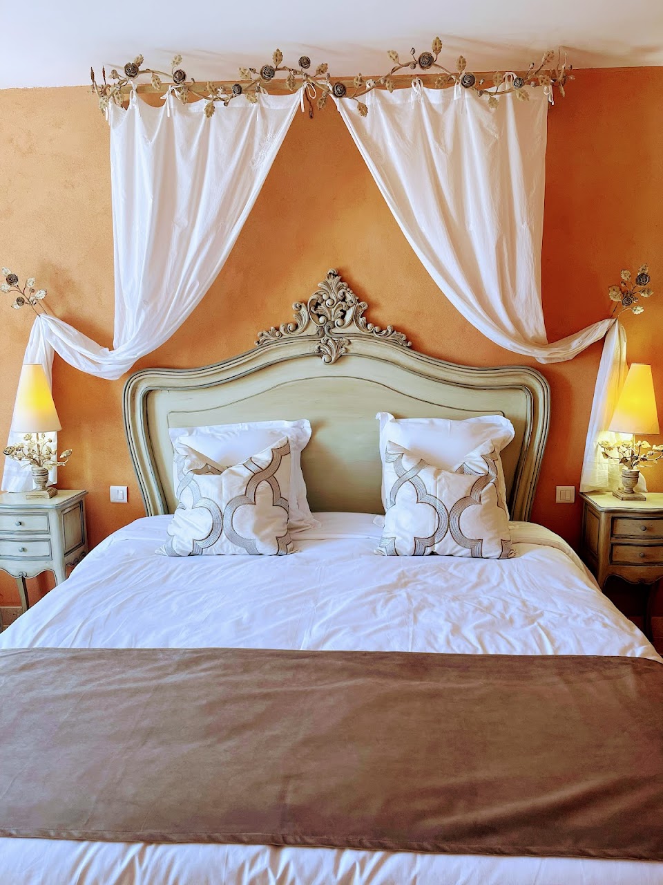 chambre double aux tons blancs et orangés joliement décorée