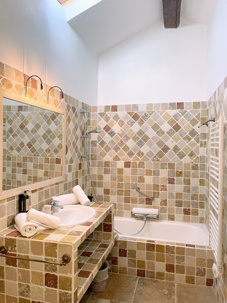 salle de bain équipée d'une baignoire