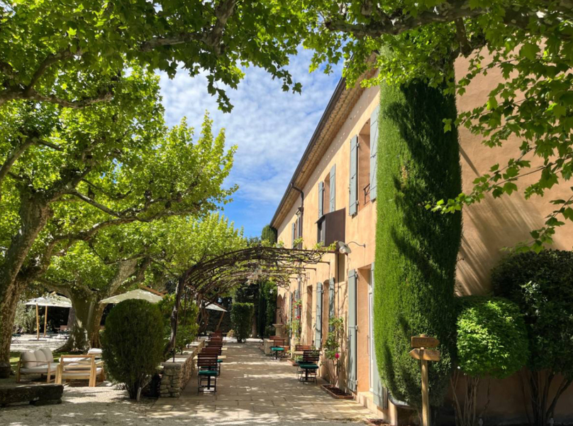 vue du jardin ombragé et de la tonnelle menant à l'entrée