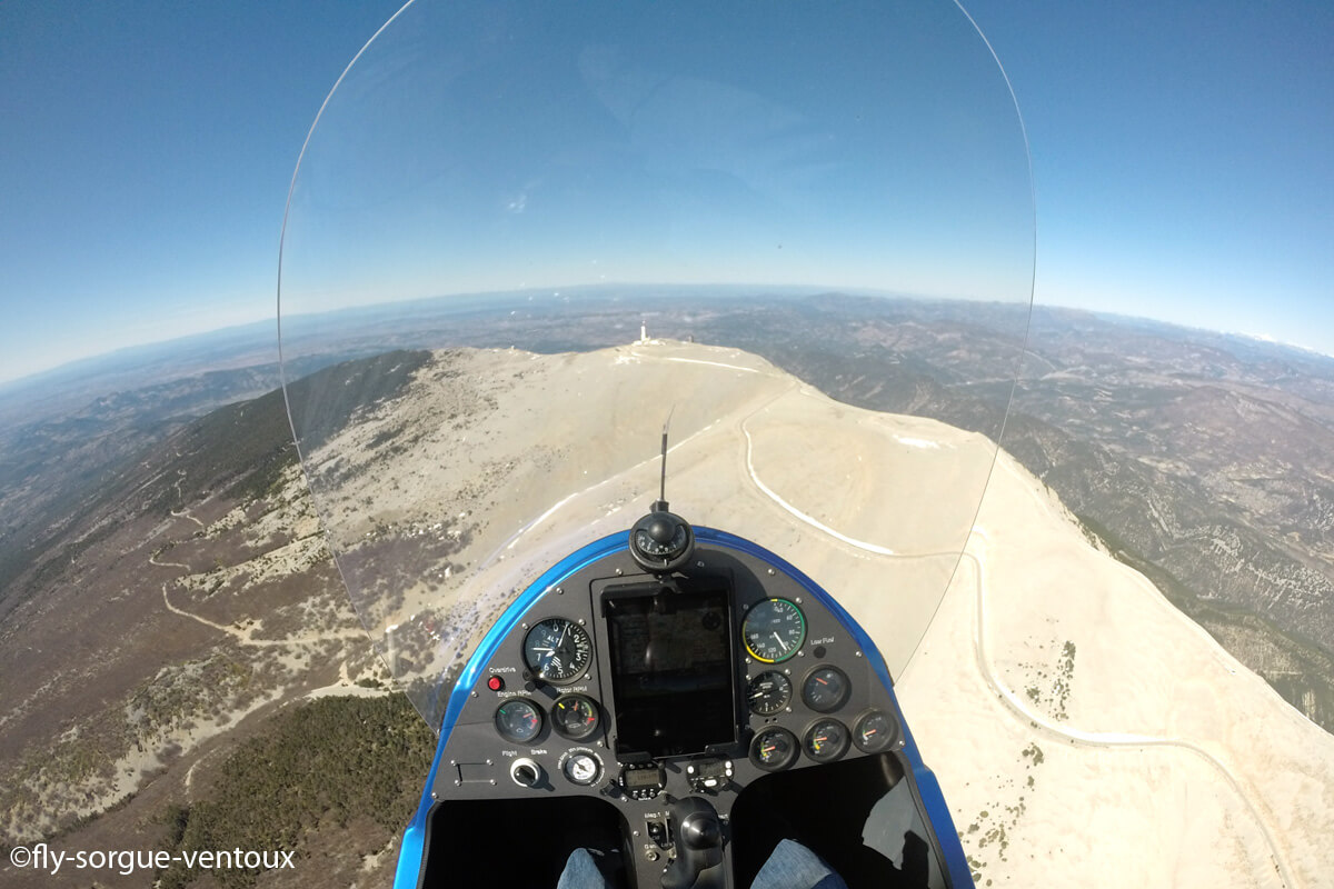photo depuis le cockpit d'un ULM survolant le Mont Ventoux