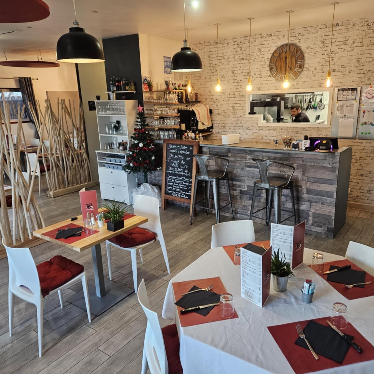 photographie de la salle, avec le comptoir et l'ouverture sur la cuisine