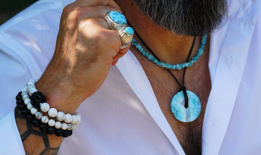 homme arborant des bijoux en Larimar et autres pierres blanches et noires