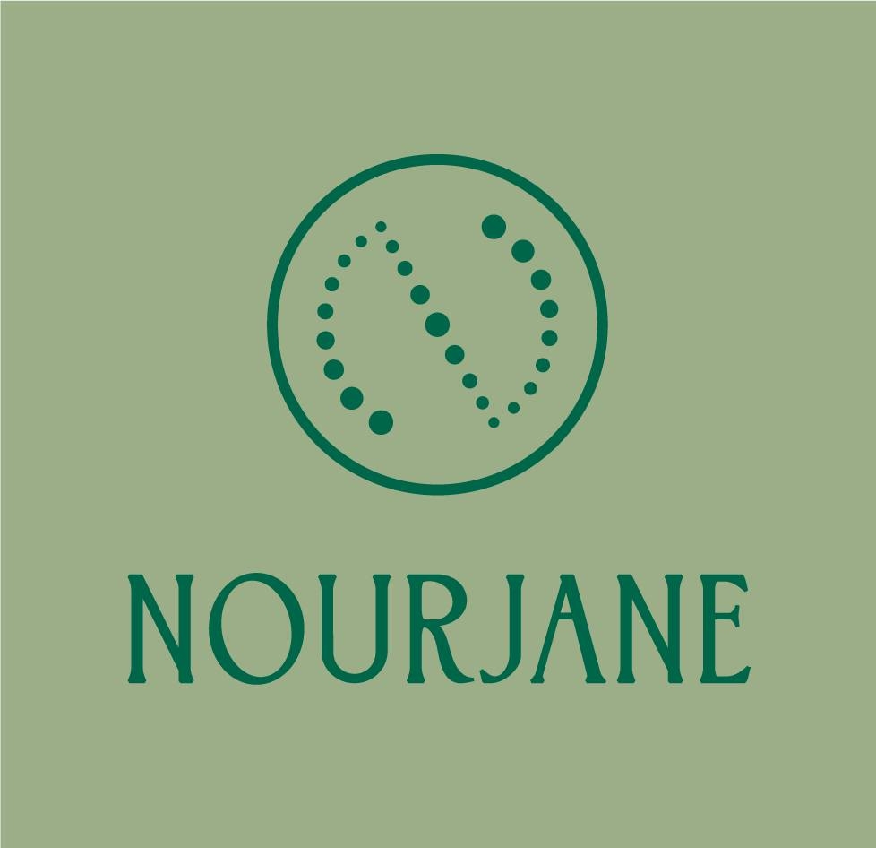 Le logo de Nourjane présente la marque en lettres capitales vert foncé sur un fond vert pâle, avec un cercle vert foncé au-dessus contenant un motif de points.