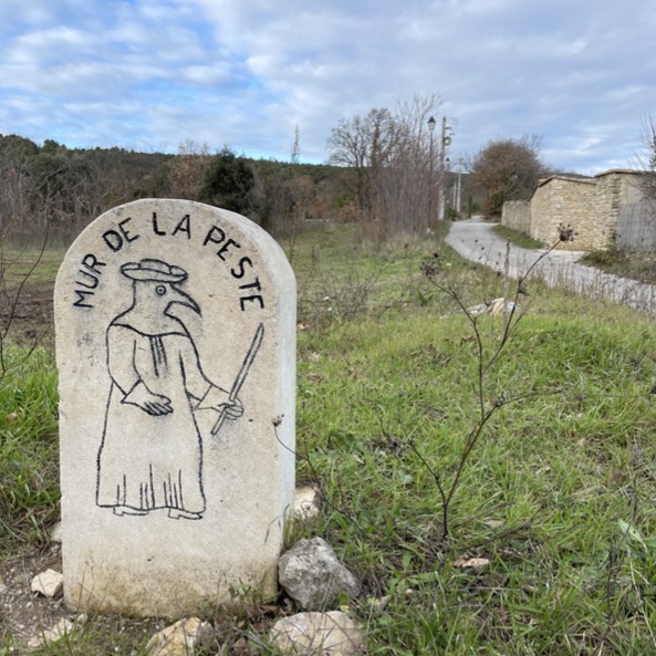 balise de pierre du mur de la peste, figurant un dessin d'un médecin bec ou médecin de peste