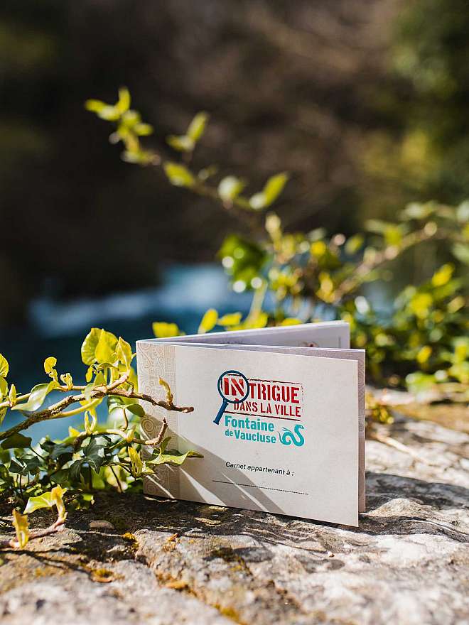 Intrigue dans la ville à Fontaine-de-Vaucluse