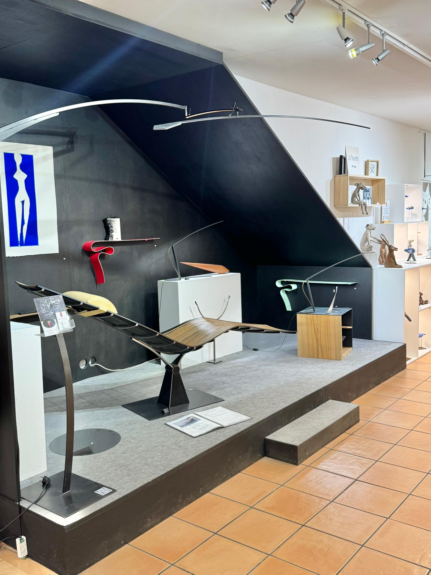 meubles design sur une estrade