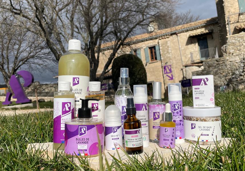 ensemble de produits de beauté et d'hygiène tirés de l'exploitation de la lavande
