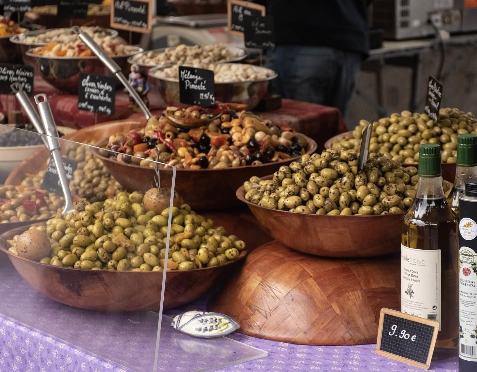 saladiers d'olives préparées exposés