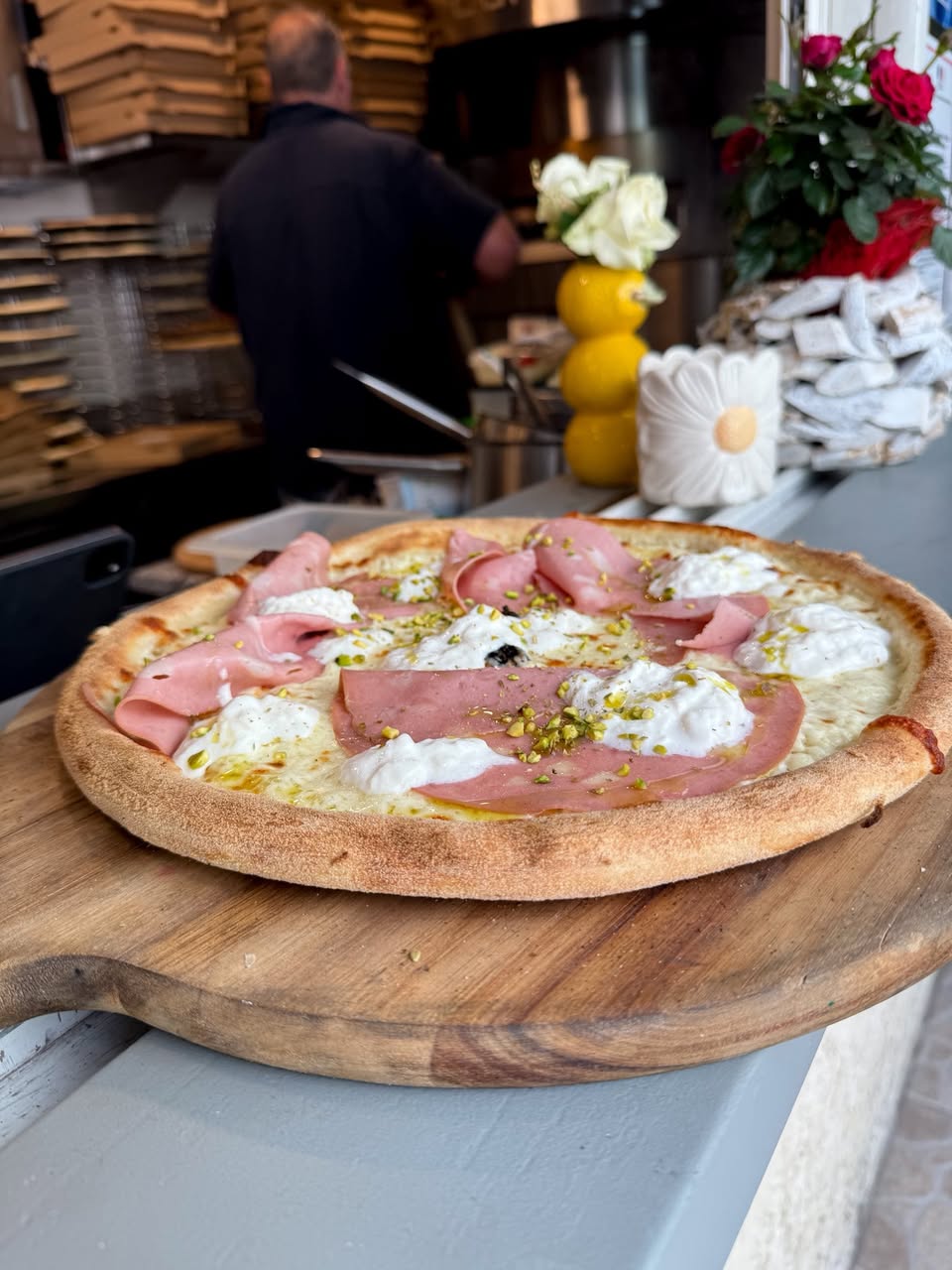 Pizza mortadelle pistache et burrata 