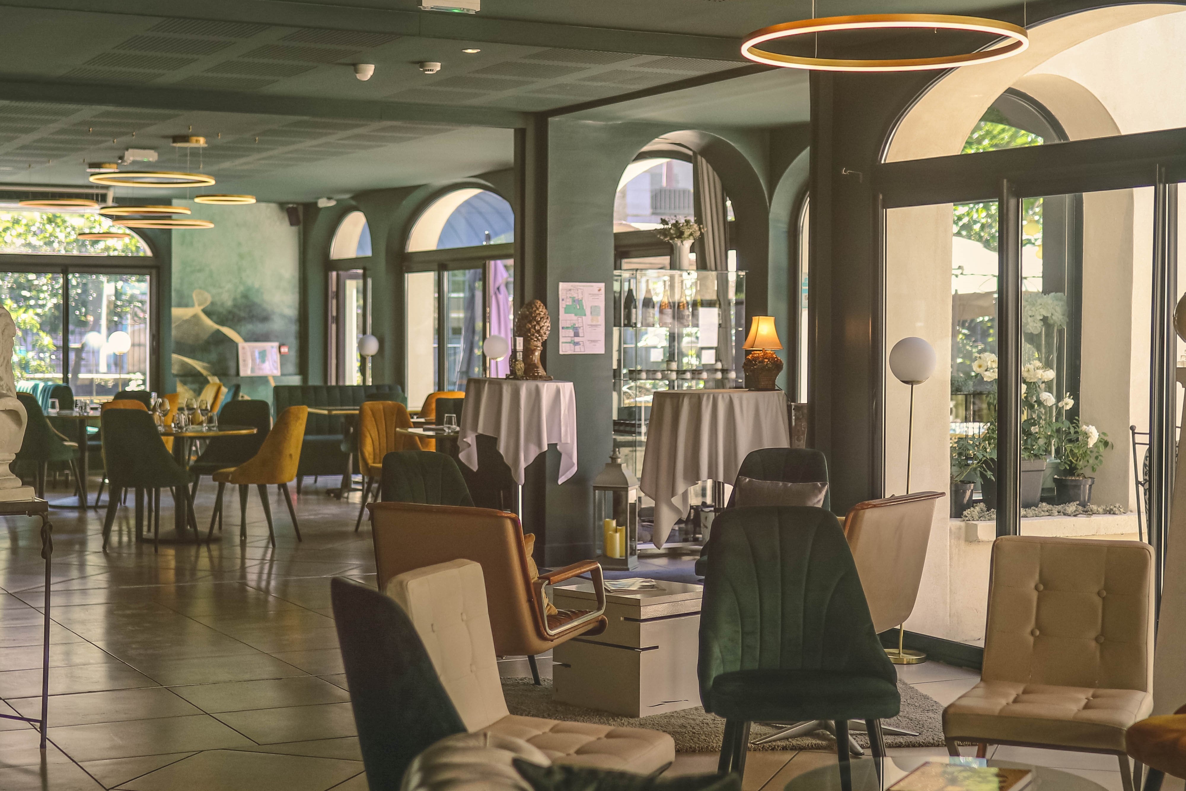 Réception et salle de restaurant ton chaud marron et beige éclairage moderne