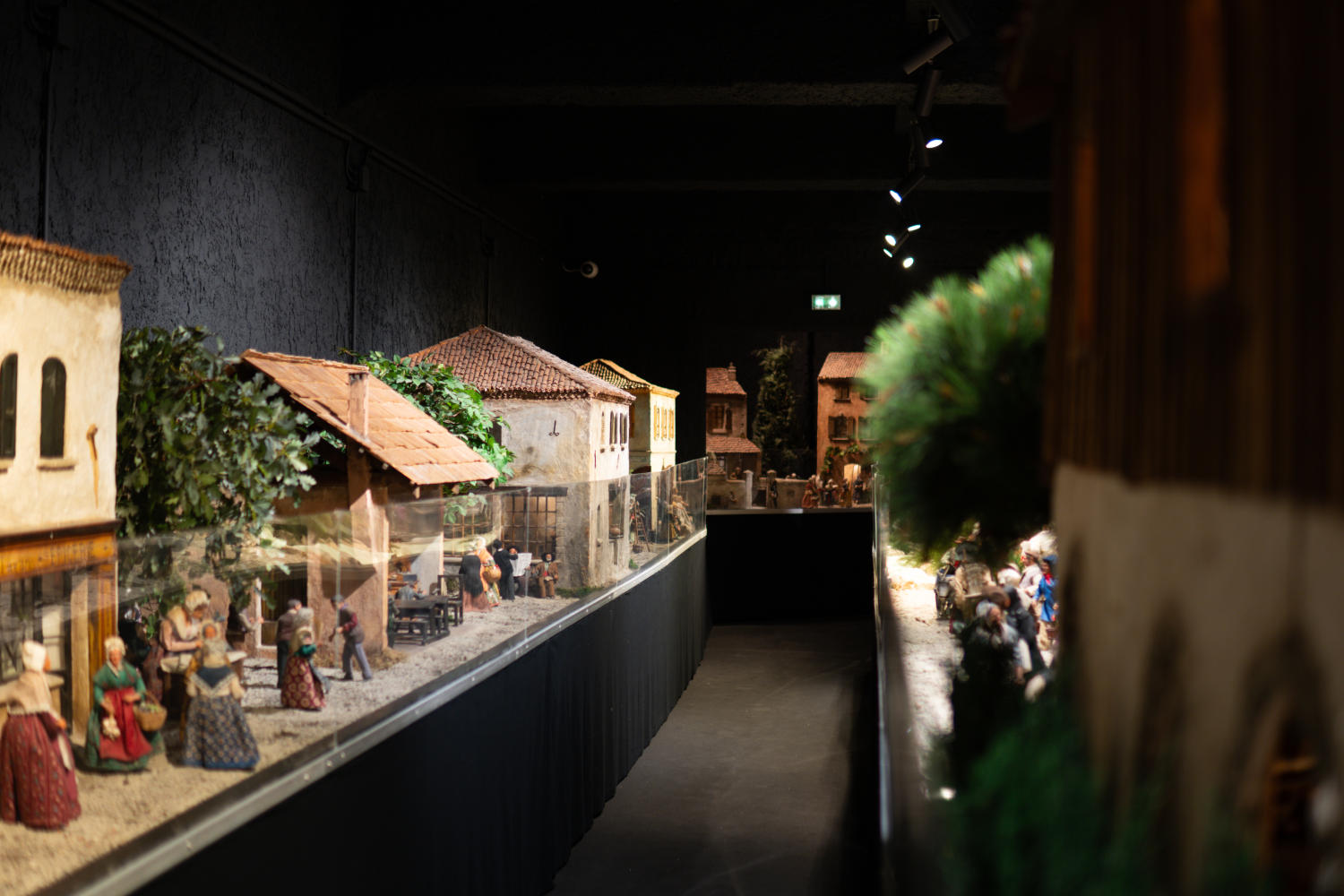 Une exposition de maquettes de villages provençaux miniatures, avec des figurines et des maisons détaillées.