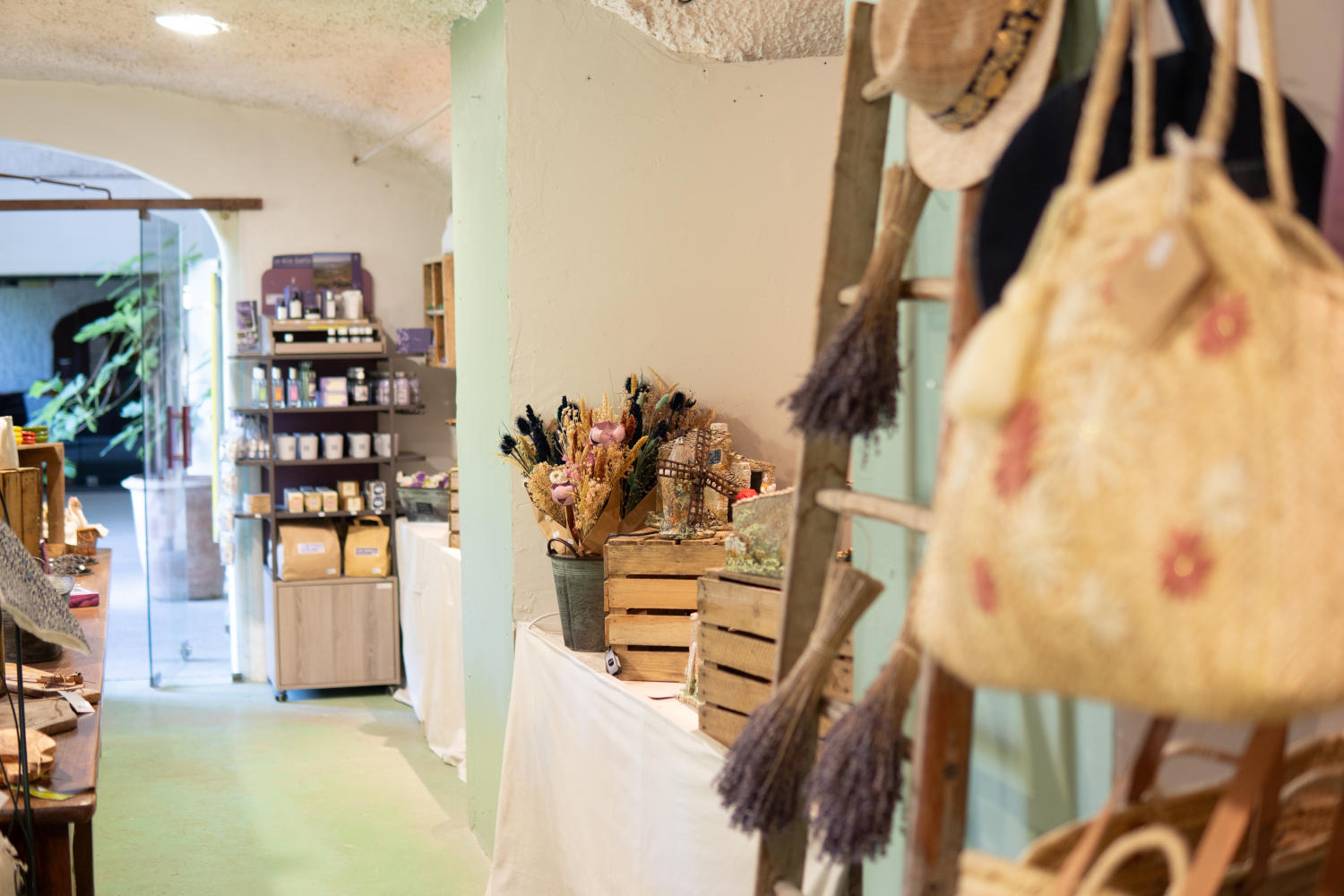 interieur de kla boutique attenante avec senteurs, paniers, vaisselles