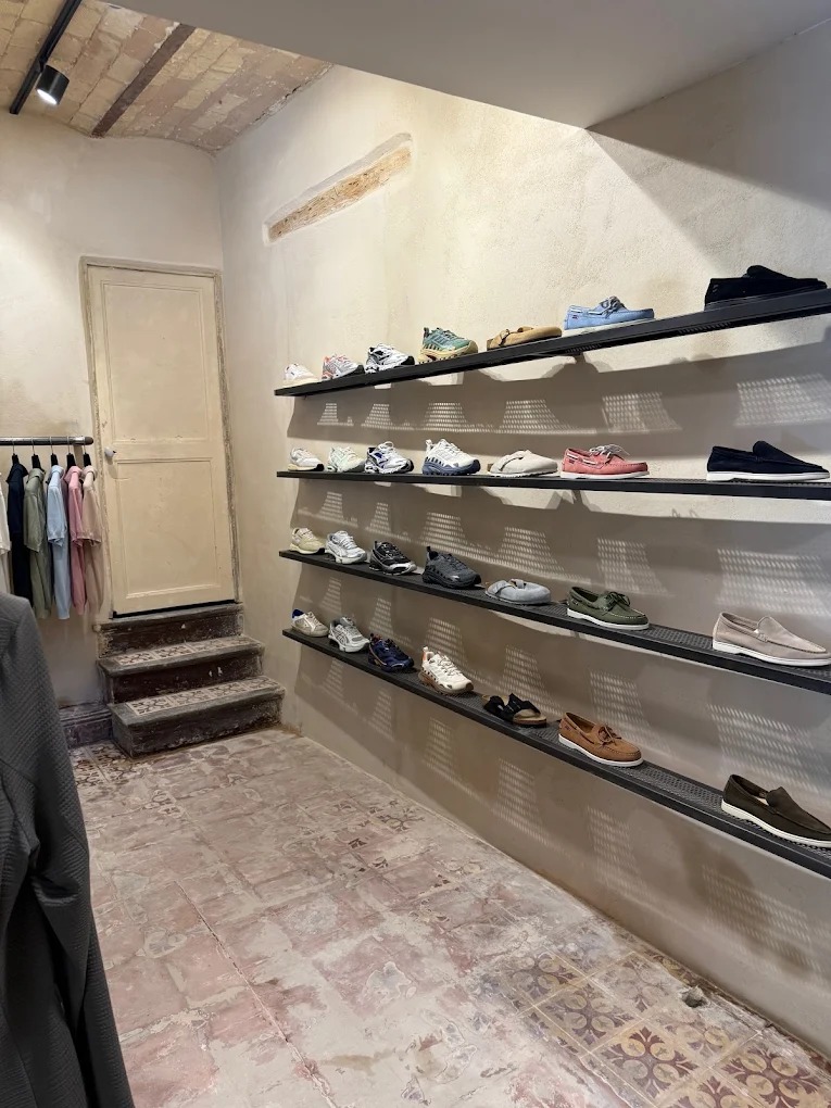 espace carrelage au sol en carreaux de ciment très usés, baskets et chaussures 