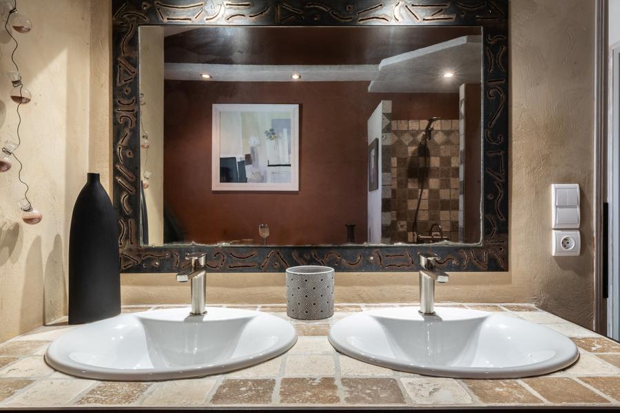 salle de bain travertin double vasques grand miroir rectangulaire avec cadre marron