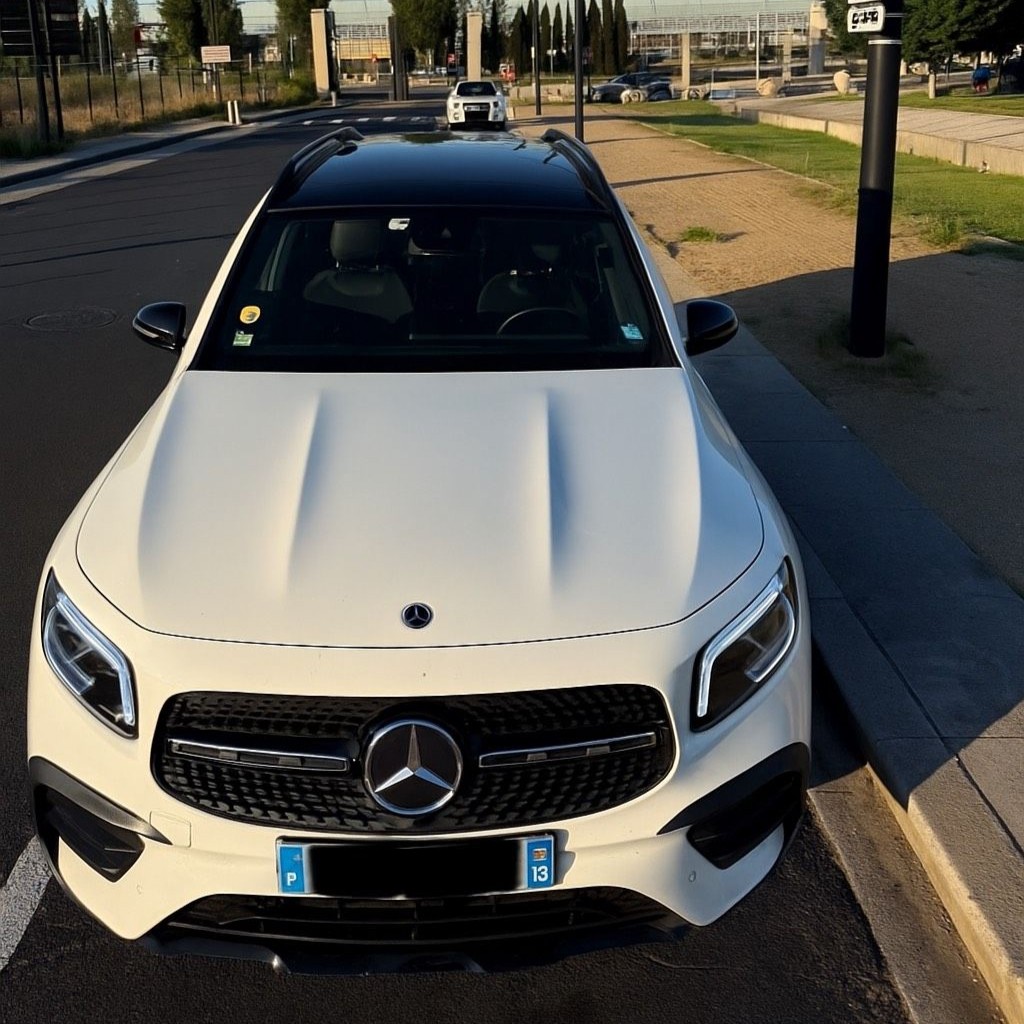 taxi 4x4x Mercedes blanc devant gare TGV