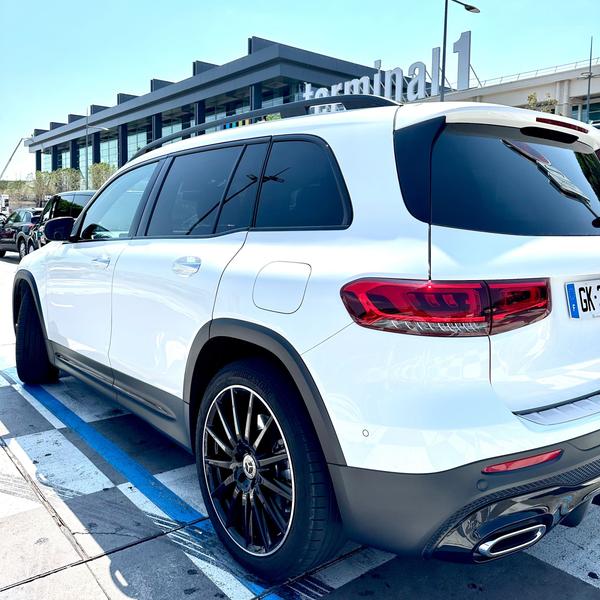 4x4 Mercedes blanc devant l'aéroport de marseille