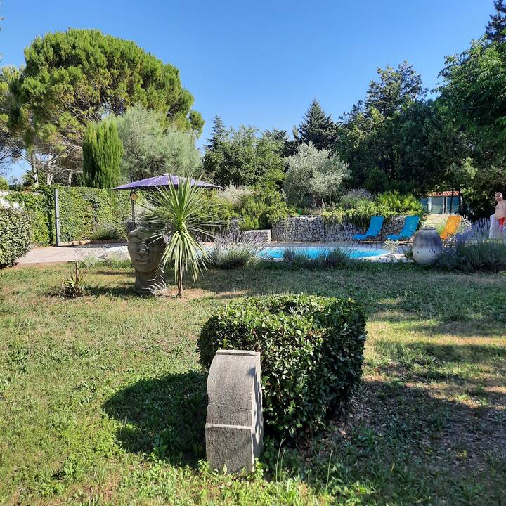 Exterieur avec piscine et transat dans le jardin.