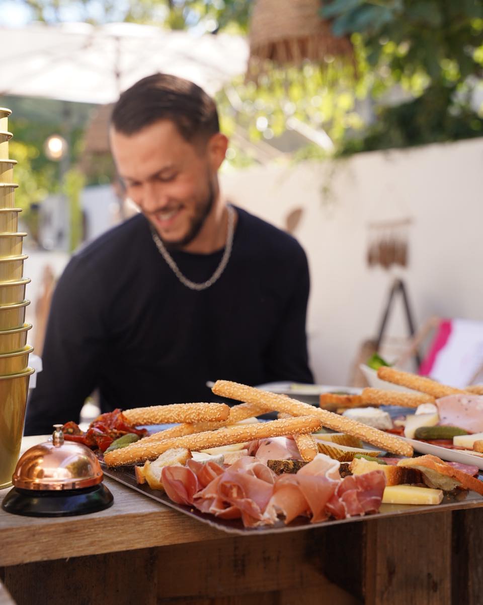 planches à partager de charcuteries et fromages en exterieur