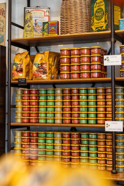 Tartinables sur une étagère en bois 