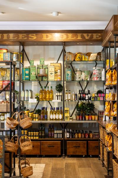 Produits divers et spécialités provençales sur une étagère en bois 