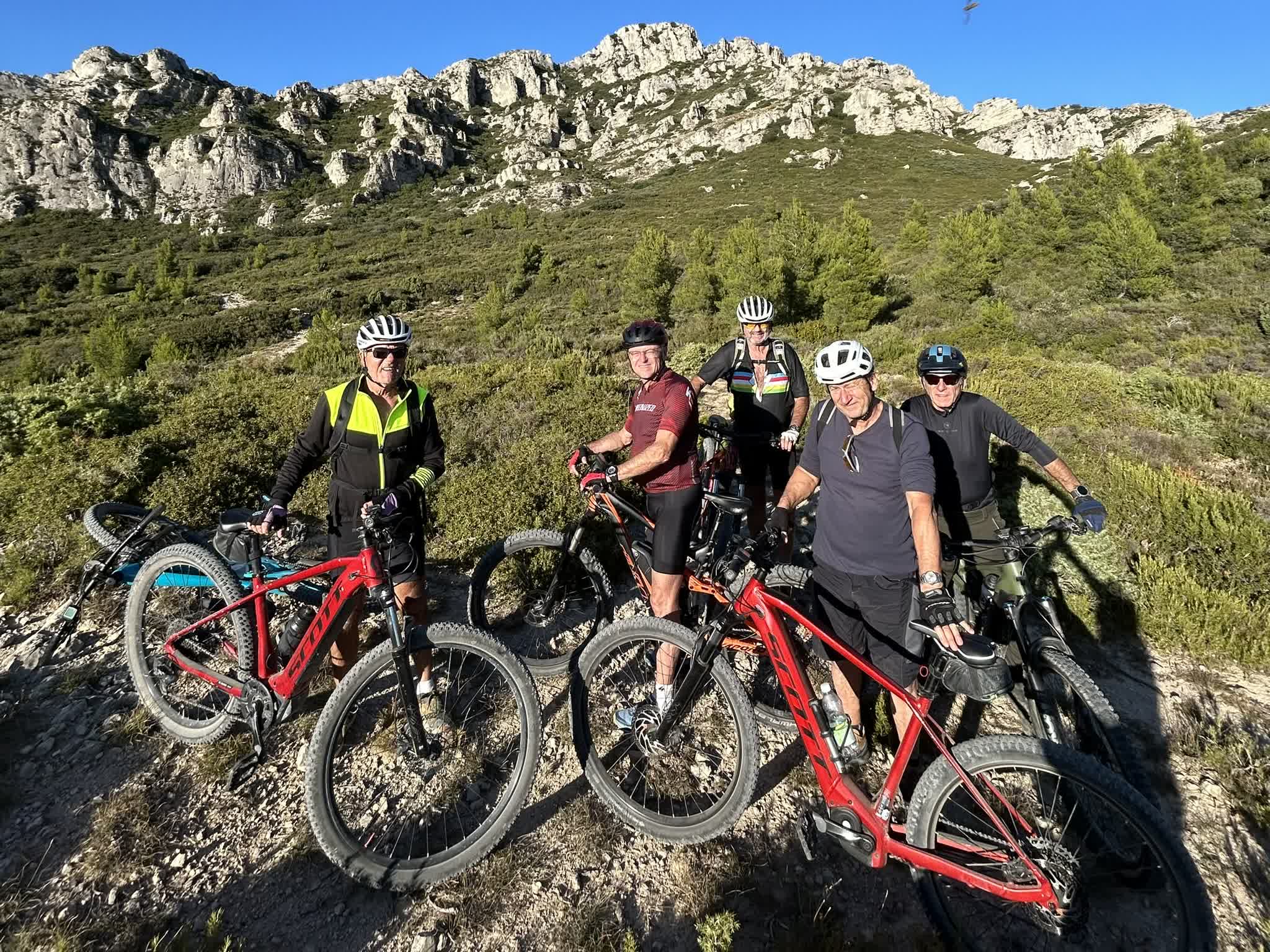 Groupe de cyclistes au pied d'une montagne