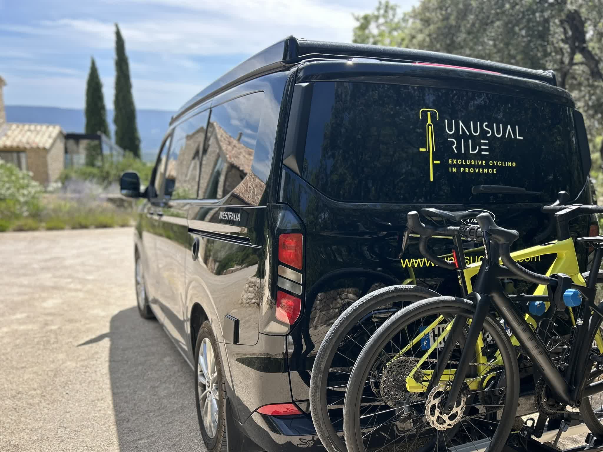 Fourgon de livraison de Unusual Ride avec des vélos accrochés