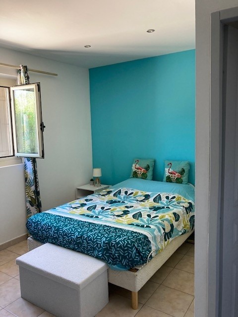 Chambre avec un lit double, de couleur bleue.