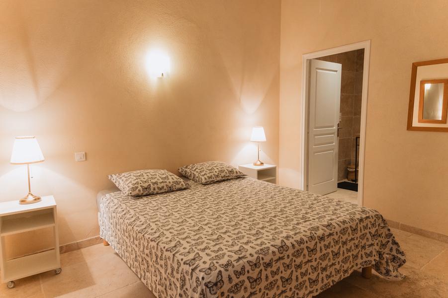 Chambre double de couleur beige simple.