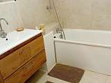 Salle de bain avec baignoire