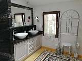 Salle de bain claire et fonctionnelle