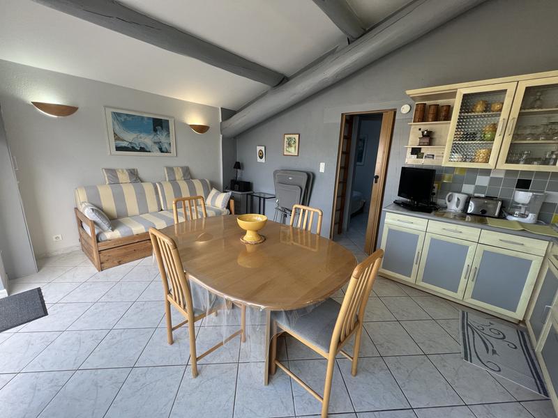 salle à manger avec mobilier en pin, grand buffet et banquette