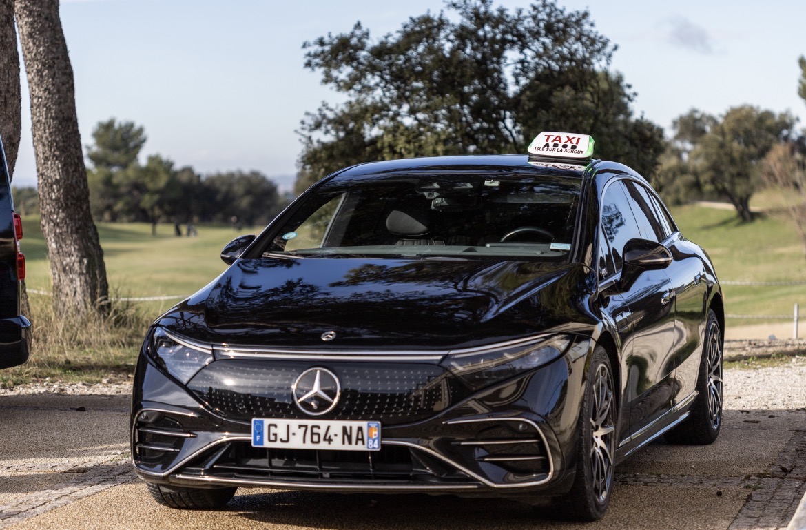 voiture taxi mercedes noir dans campagne