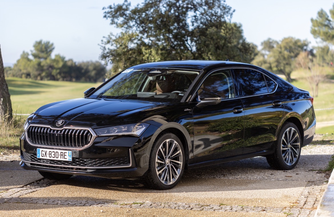 berline noire dans campagne