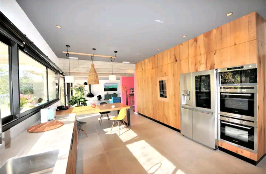 Cuisine moderne bois et blanc totelement équipée 
