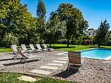 Piscine exterieure plus chaises longue
