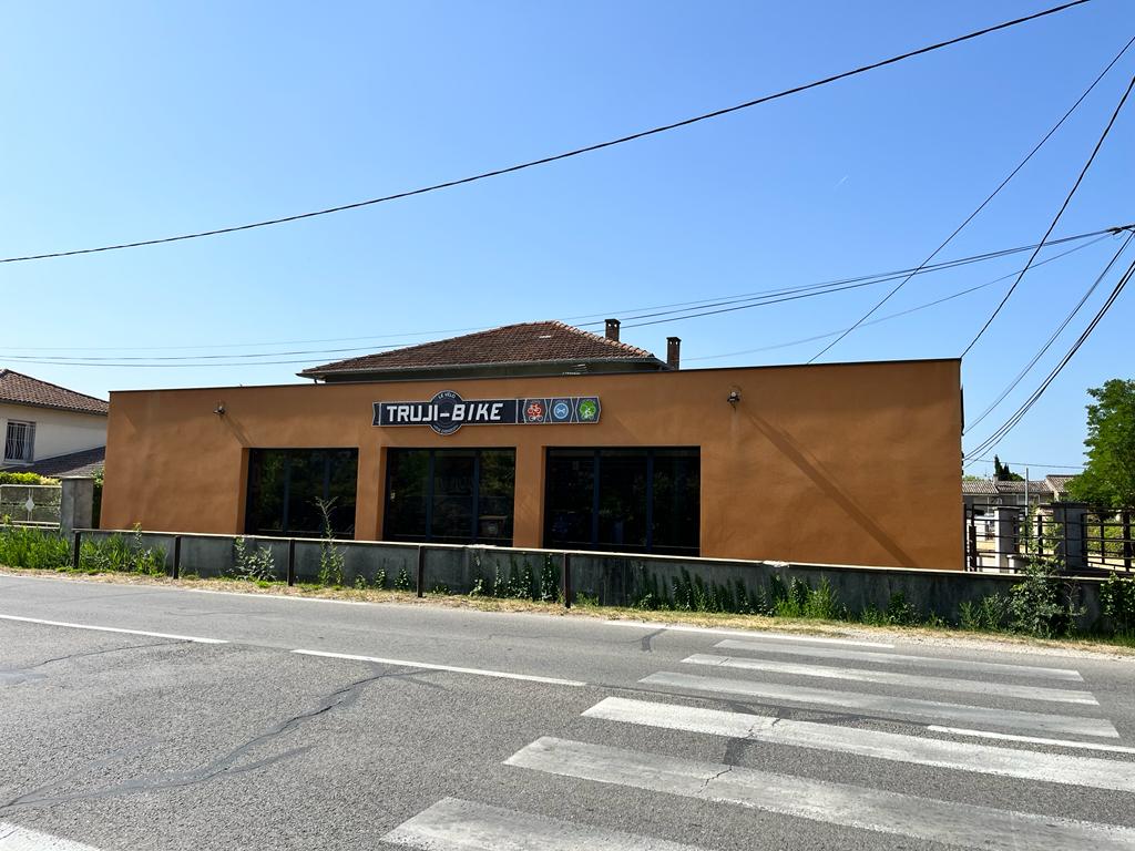 Devanture du magasin de location de vélo trujibike