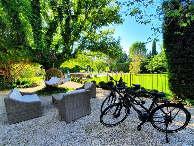Vélos en location dans le jardin d'un particulier.
