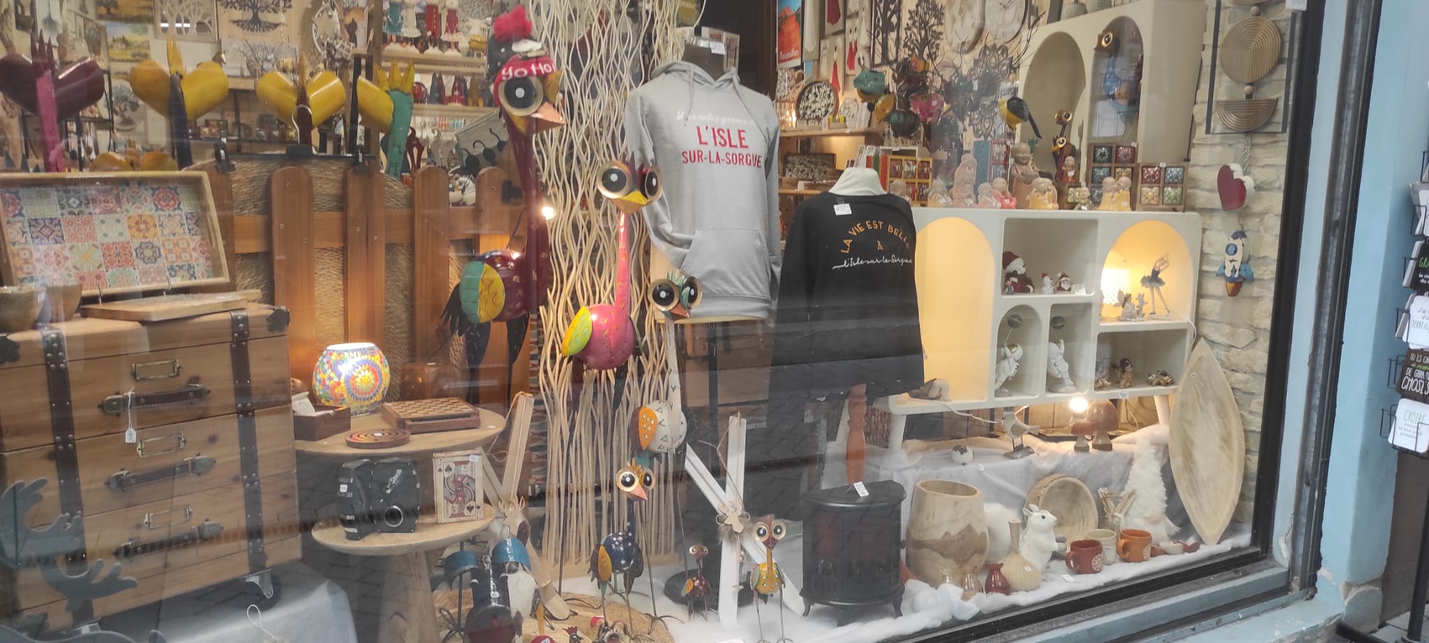 Vitrine avec vêtements et objets de la boutique