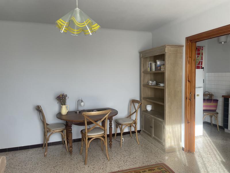 Salon de l'appartement avec table et chaise en bois