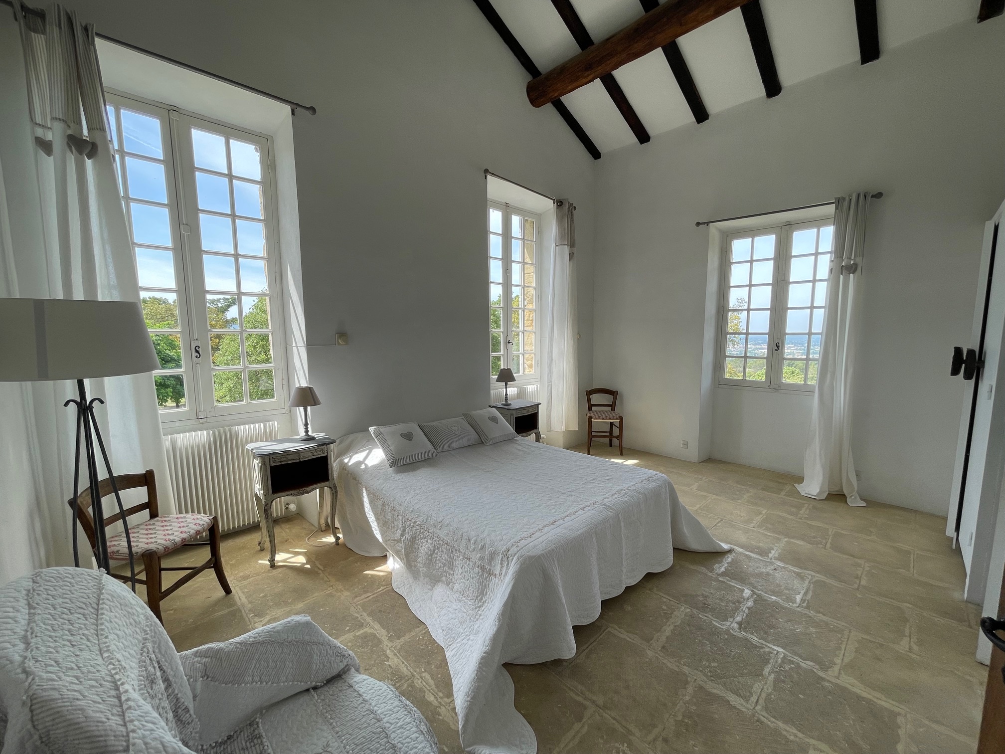 Chambre blanche avec pierre ancienne du domaine de la gaille 