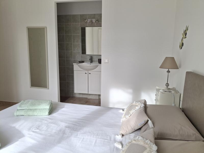 Chambre lit double blanche 