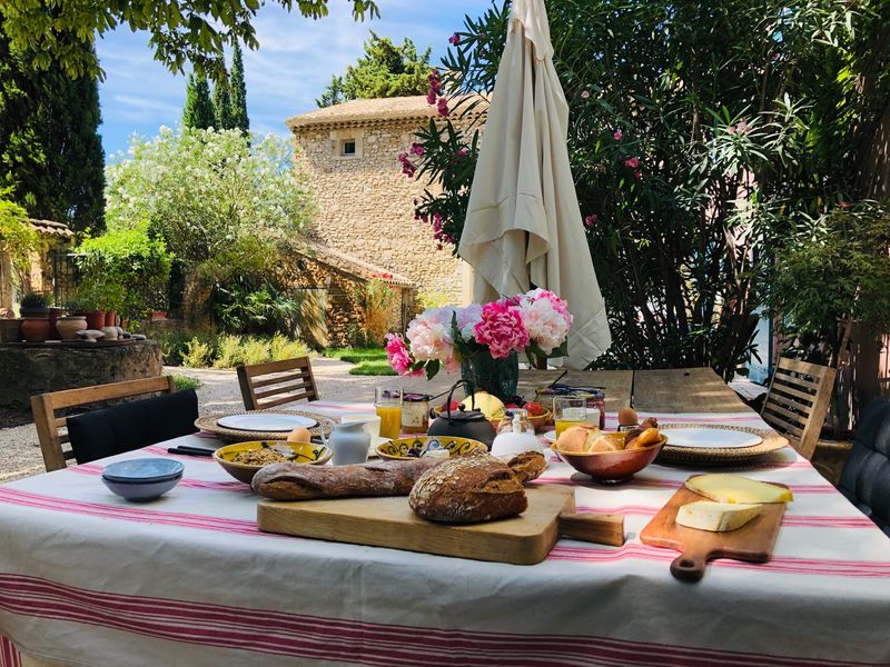 Petit déjeuner sur une table en campagne