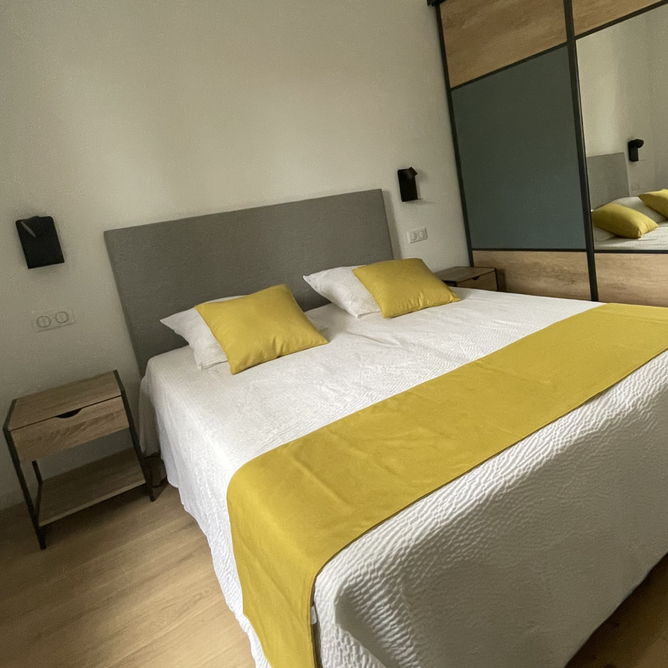Chambre jaune et blanche 