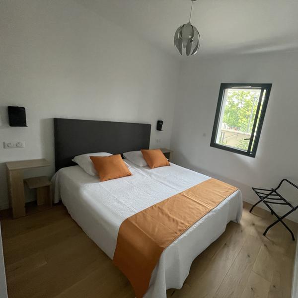 Chambre orange et blanche