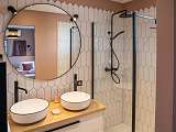 La salle d'eau de la chambre rose