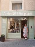 JO.L'atelier devanture et l'artiste.jpg