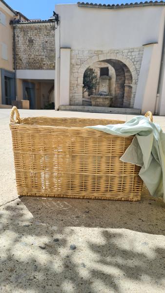 Panier devant une arche en pierre