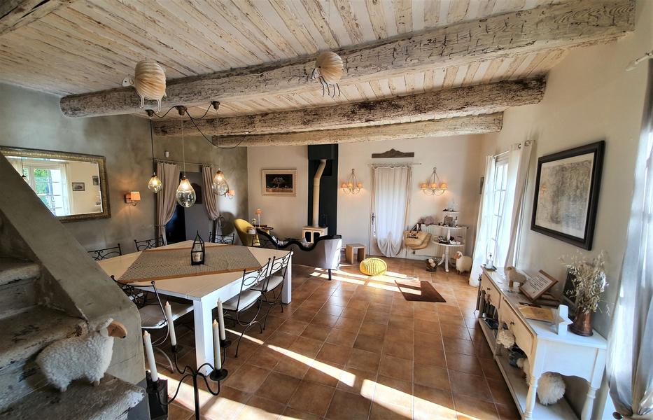 Salon de côté provence, plafond avec des poutres apparentes