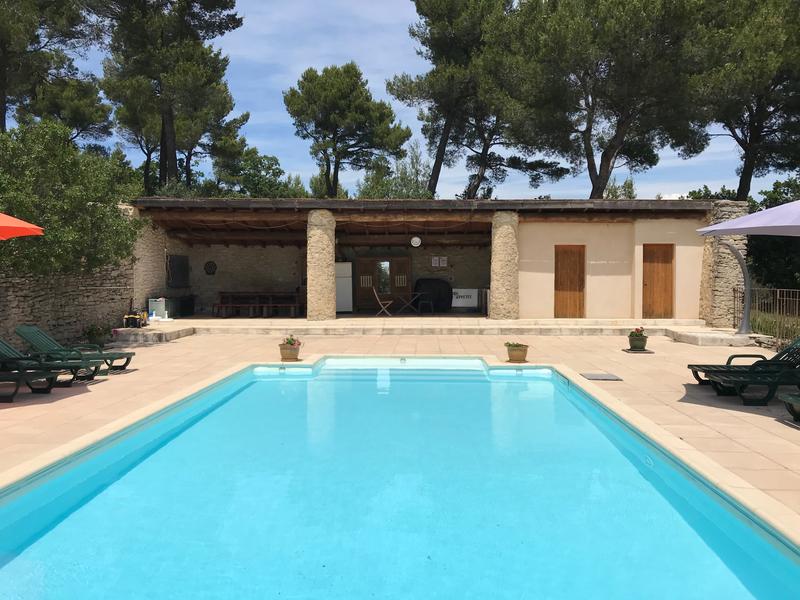 Piscine exterieure dans une pinède 