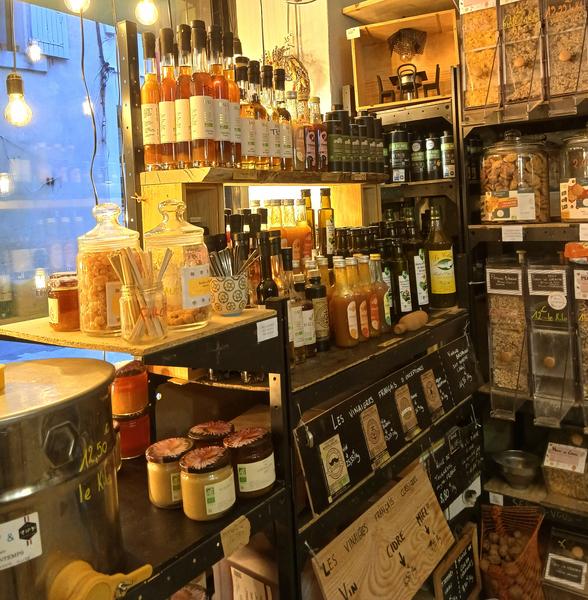 Produits en vente à l'épicerie, céréales, vinaigres de fruits, fruits secs ...